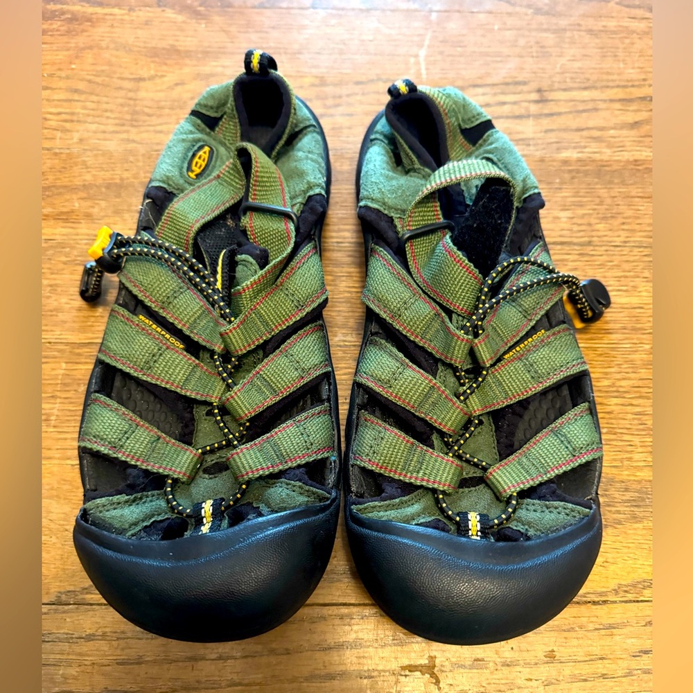 Boys Keen size 6 Closed Toe Waterproof Green Hiking outdoor Sandal